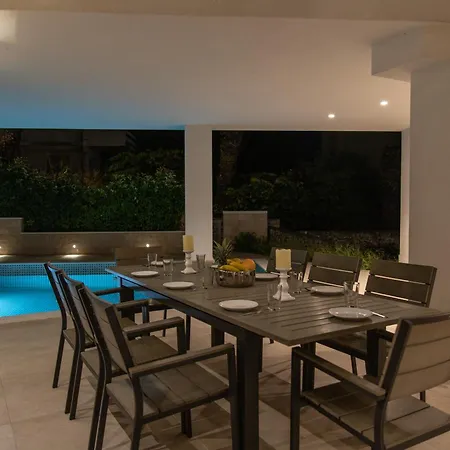 Luxury Close To The With Pool Abeona ヴィラ