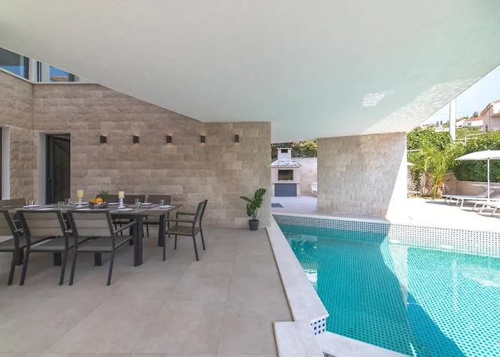 Luxury Close To The With Pool Abeona Villa *