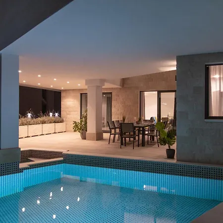 Luxury Close To The With Pool Abeona تروغير