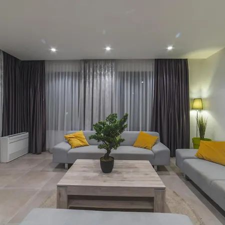 Vila Luxury Close To The With Pool Abeona