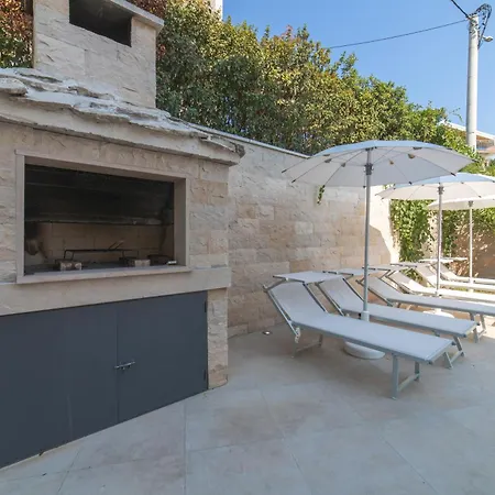 Luxury Close To The With Pool Abeona تروغير