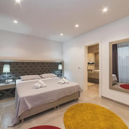 Luxury Close To The With Pool Abeona *