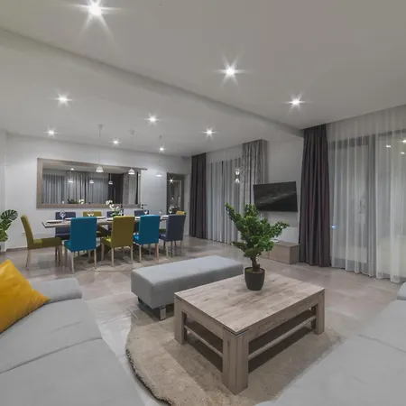 Luxury Close To The With Pool Abeona فيلة تروغير
