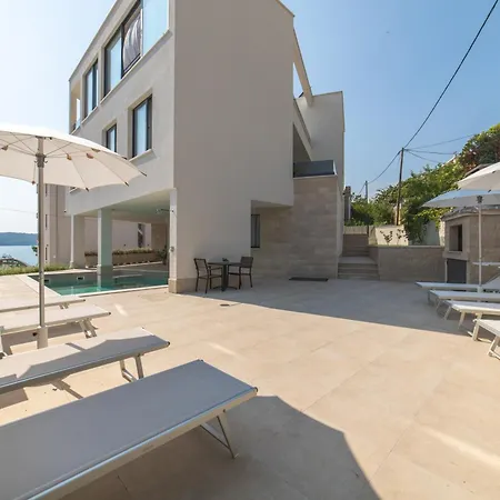 Luxury Close To The With Pool Abeona * تروغير