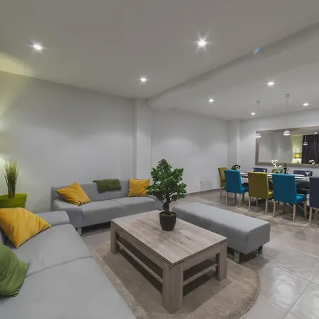 Luxury Close To The With Pool Abeona تروغير