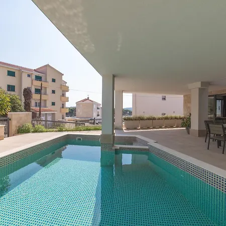 Luxury Close To The With Pool Abeona