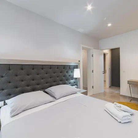 Luxury Close To The With Pool Abeona *