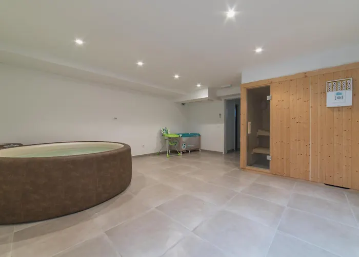 Luxury Close To The With Pool Abeona 特罗吉尔