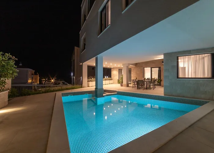 Luxury Close To The With Pool Abeona 别墅
