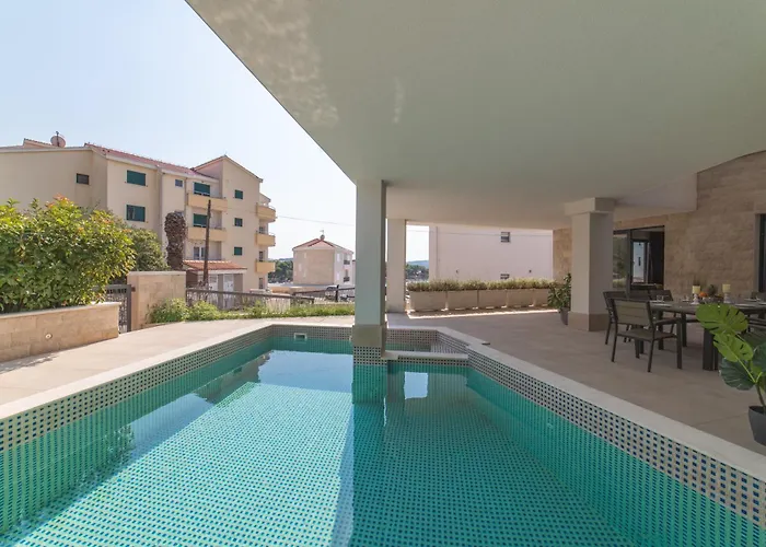 Luxury Close To The With Pool Abeona