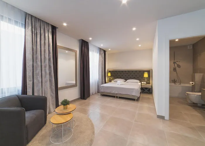 Luxury Close To The With Pool Abeona 特罗吉尔