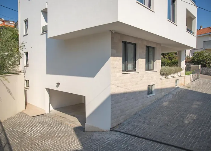 Luxury Close To The With Pool Abeona *