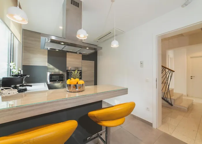 别墅 Luxury Close To The With Pool Abeona 特罗吉尔