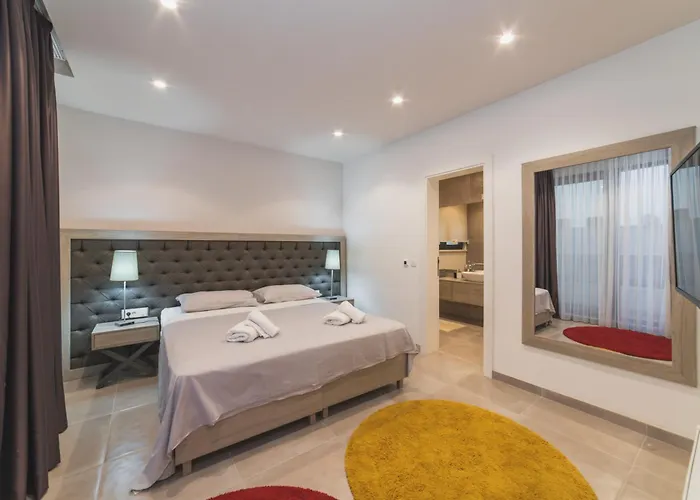 Luxury Close To The With Pool Abeona *